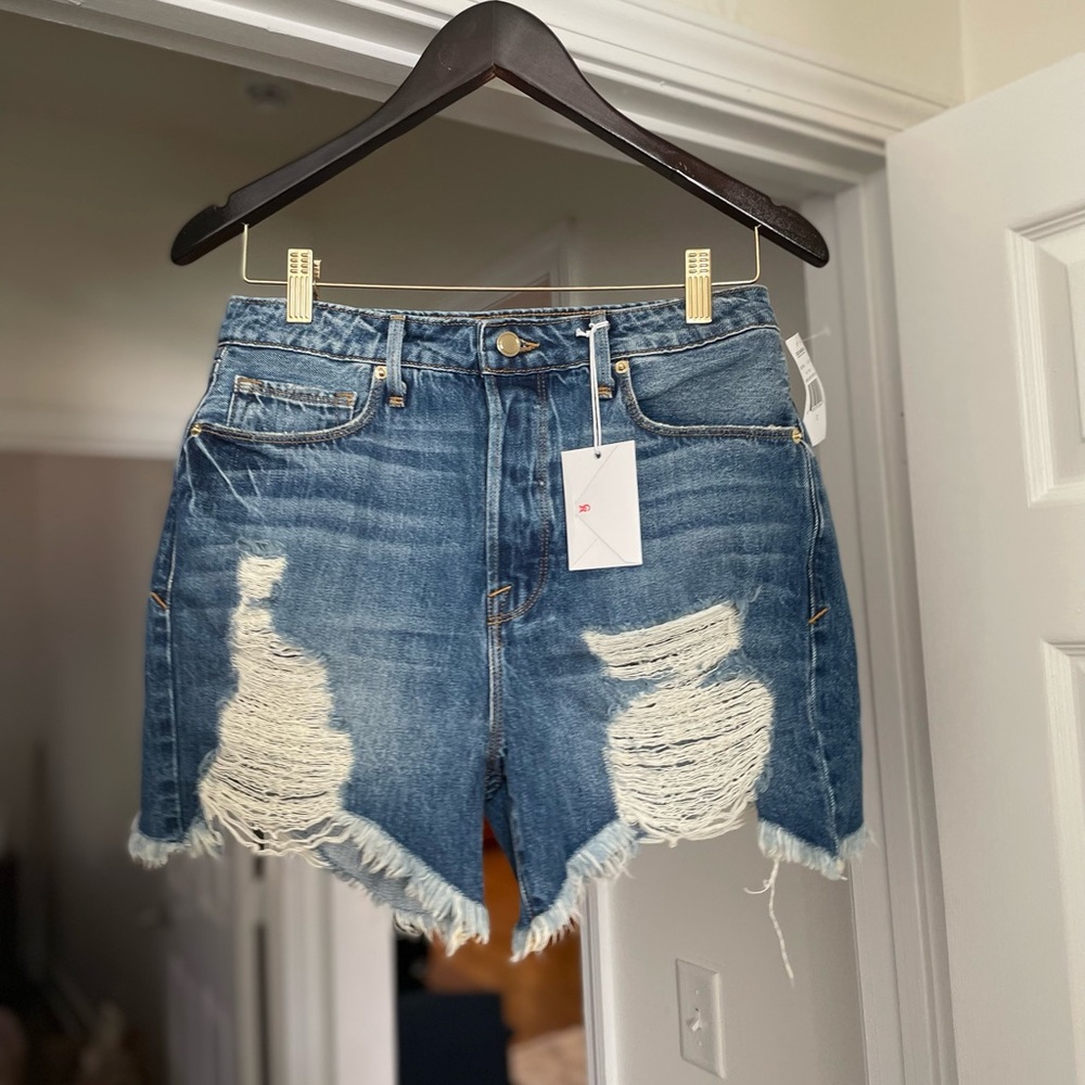 NWT Good American Bombshell Denim Jean Shorts Curved Hem. Size 2/26